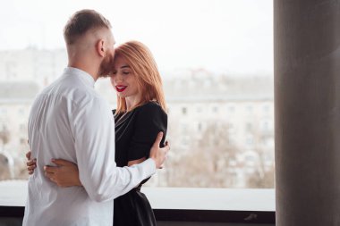 Kameraya poz veren mutlu çift. Yakın görünüm