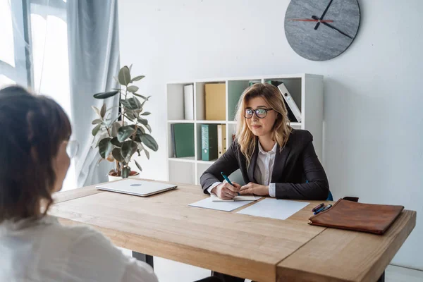 Young female candidate interviewed by employer — Stock Photo, Image