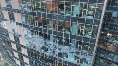 Cam çelik bina cephesinde sokak yansıması