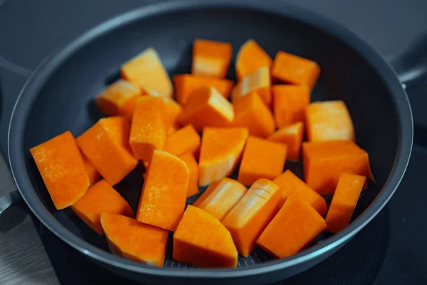 Нарезанная морковь на тефлоновой сковороде. Close view — стоковое фото