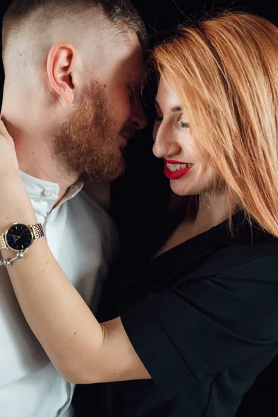 Gelukkig stel poseert voor de camera. Dichtbij — Stockfoto