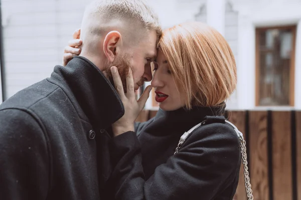 Älskare kvinna och killen på vintern promenad — Stockfoto