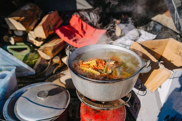 Polévka Vaření na hořák, vaření potravin venku na plyn jet — Stock fotografie