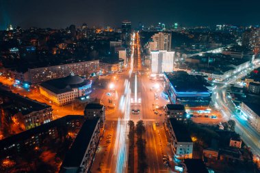 Gece büyük şehirde panoramik manzara