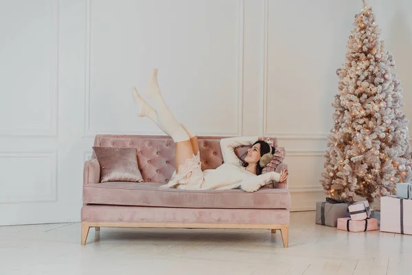 Wanita cantik berbaring di sofa . — Stok Foto