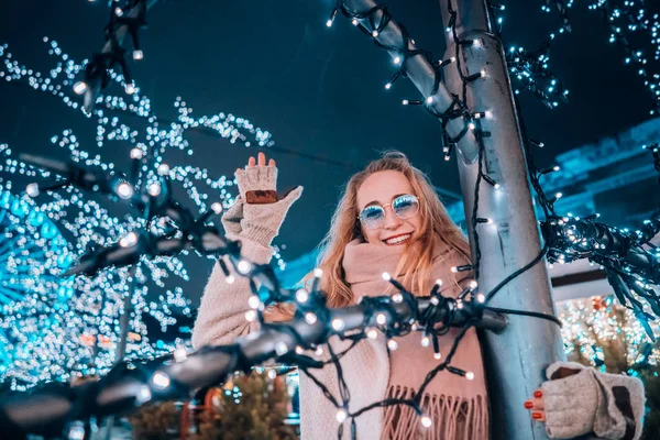 Meisje poseren tegen de achtergrond van versierde bomen — Stockfoto