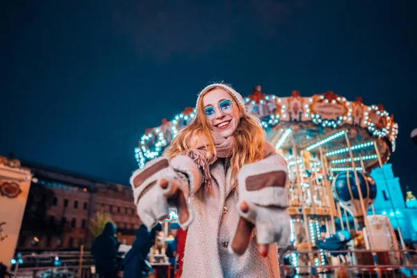 Menina vista frontal no fundo desfocado bokeh luz na rua à noite — Fotografia de Stock