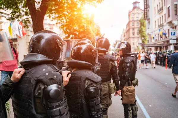 Поліцейські сили підтримують порядок в районі під час мітингу — стокове фото