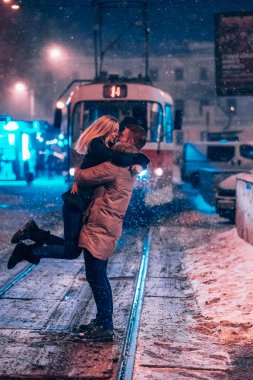 Karla kaplı tramvay hattında genç bir çift