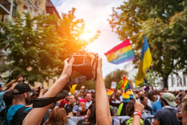 Correspondente tira foto durante a parada do Orgulho Gay — Fotografia de Stock