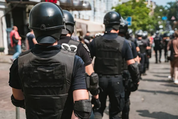 Fuerza policial para mantener el orden en la zona durante la manifestación — Foto de Stock