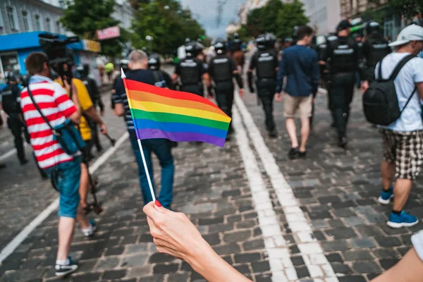 Mano tenere un gay lgbt bandiera a LGBT gay orgoglio parata festival — Foto Stock