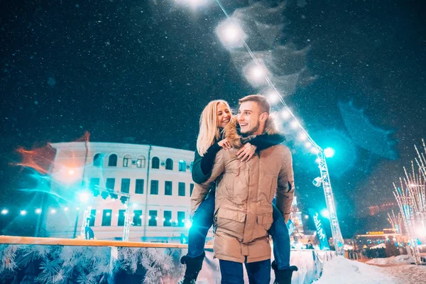 Alegre e brincalhão casal em roupas quentes de inverno estão brincando — Fotografia de Stock