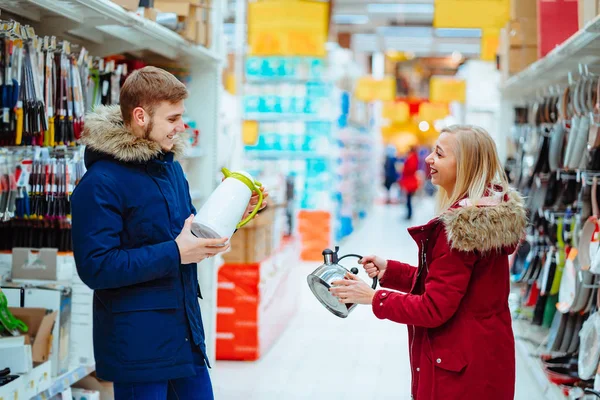 슈퍼마켓에서 어떤 남자 랑 여자 애가 주전자를 고르는데. — 스톡 사진