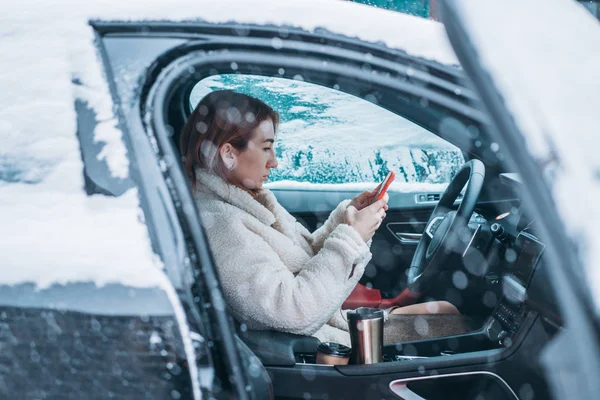 Çekici kadın şoför arabasında direksiyon başında oturuyor. — Stok fotoğraf