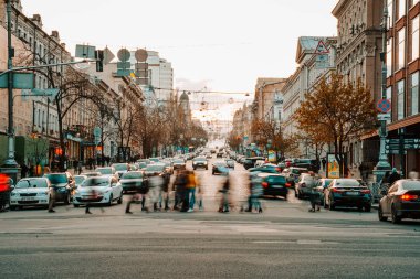 KIEV, UKRAINE - 14 Nisan 2019: Kiev sokaklarının gece görüşü. Şehir yaygarası. Bogdan Khmelnitsky Caddesi