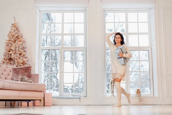 Gadis muda cantik dengan gaun putih berpose di kamera. Konsep Natal — Stok Foto