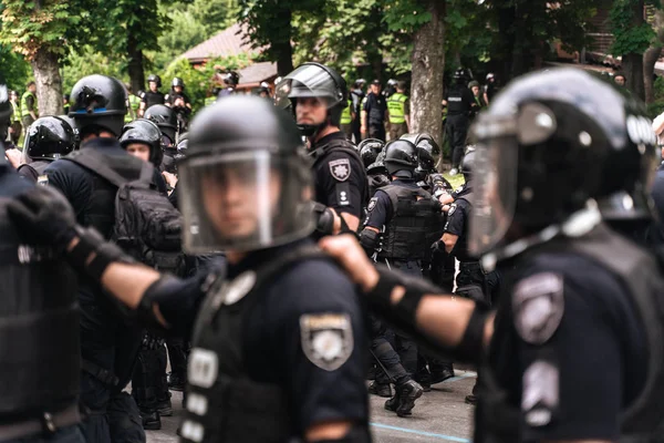 Поліцейські сили підтримують порядок в районі під час мітингу — стокове фото