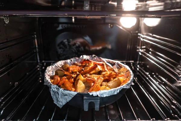 Bakad potatis med morot och andra kryddor i stekpannan. — Stockfoto