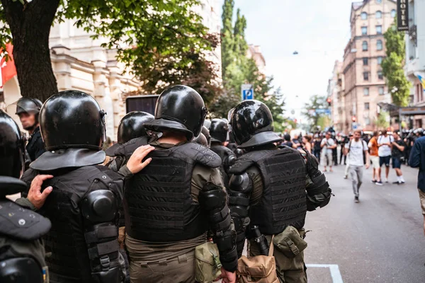 Поліцейські сили підтримують порядок в районі під час мітингу — стокове фото