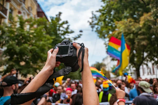 ผู้สื่อข่าวถ่ายรูป ระหว่างการเดินขบวนเกย์ภูมิใจ — ภาพถ่ายสต็อก