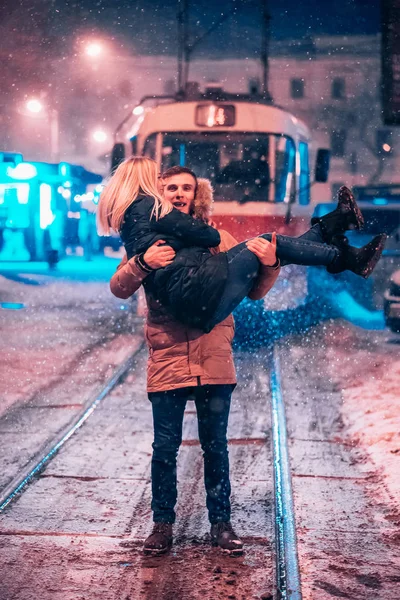 Jong volwassen stel op de besneeuwde tramlijn — Stockfoto