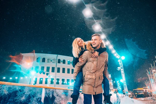 Alegre e brincalhão casal em roupas quentes de inverno estão brincando — Fotografia de Stock