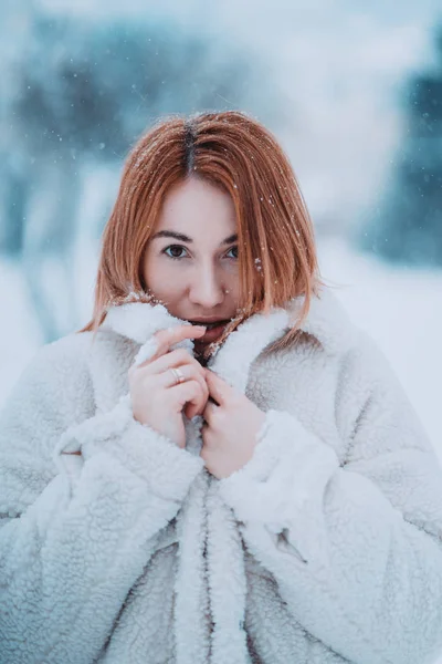 Porträtt kvinnlig modell utanför i första snön — Stockfoto