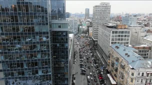 Відбиття вулиць на фасаді скляної сталі — стокове відео