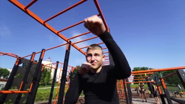 Dospělý sportovní chlap boxuje - dělá pouliční cvičení cvičení — Stock video