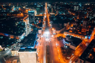 Gece büyük şehirde panoramik manzara