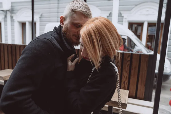 Milenci žena a chlap na zimní procházce — Stock fotografie