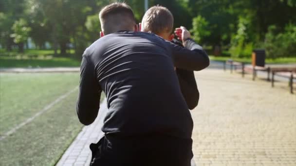 Dois lutadores praticam habilidades de mma em treinamento — Vídeo de Stock