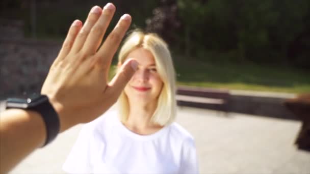 Portrait d'une fille souriante dans la rue, haut cinq . — Video