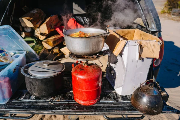 Суп Кипіння на пальнику, приготування їжі на відкритому повітрі на газовому струмені — стокове фото