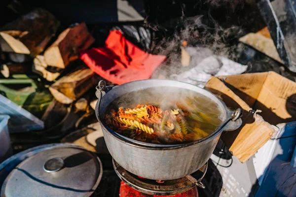 Soppa Kokning på brännare, matlagning mat utomhus på gasstråle — Stockfoto