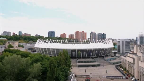 KIEV, UKRAINE - 30 ЛИПНЯ 2019: Повітряний вид Олімпійського стадіону та київського міста. — стокове відео