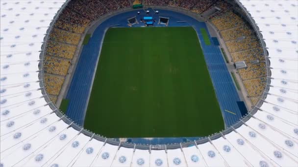 KIEV, UKRAINE - 30 juli 2019: Flygfoto över Olympiastadion och staden Kiev. — Stockvideo