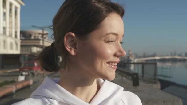 Portrait de belle jeune femme heureuse posant dans la rue en été — Video