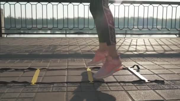 07 de mayo de 2019, Ucrania, Kiev. Ajuste mujer joven haciendo entrenamiento de intervalo cardio . — Vídeos de Stock