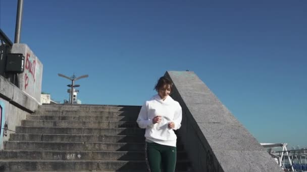 Энергетическая девушка выполняет упражнения с боевыми канатами . — стоковое видео