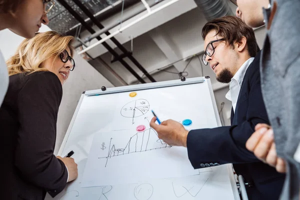 Empresários com quadro branco discutindo estratégia em uma reunião — Fotografia de Stock
