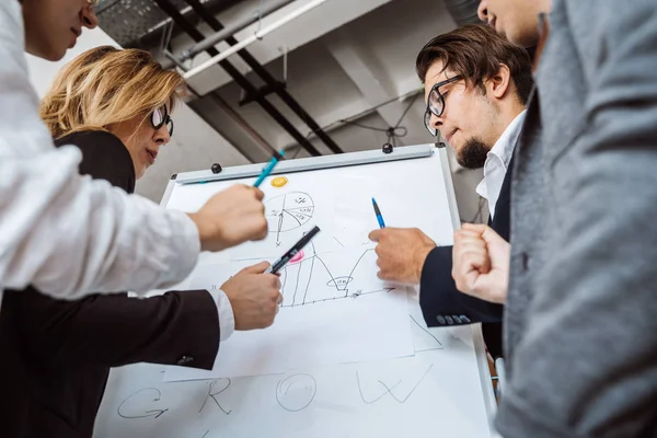 Empresários com quadro branco discutindo estratégia em uma reunião — Fotografia de Stock