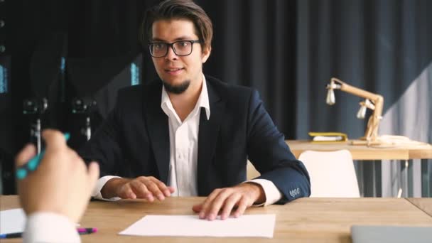 성공적 인 협상 끝에 책상 위에서 손을 흔들고 있는 두 사업가 — 비디오