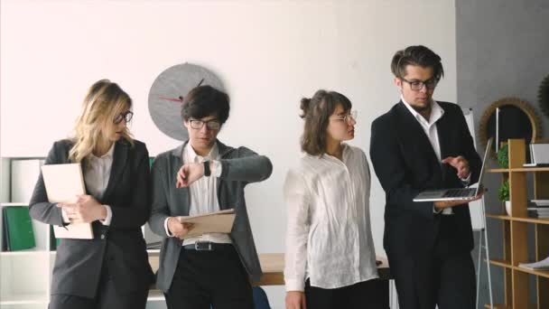 Група бізнесменів обговорюють щось в офісі — стокове відео