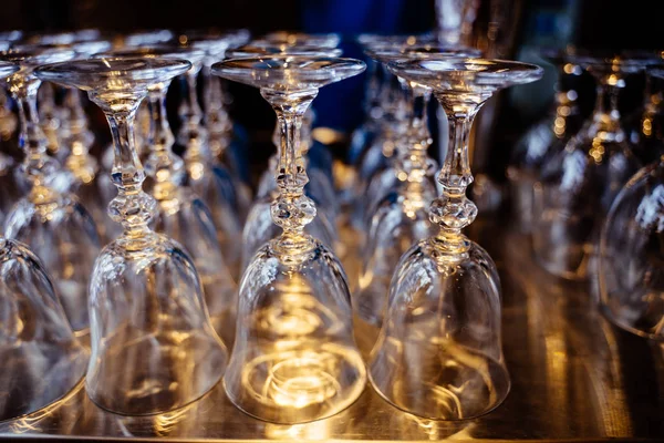 Kristal glas goblet ondersteboven neer, een heleboel — Stockfoto
