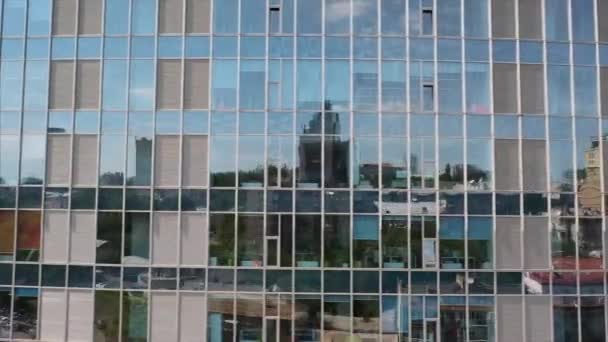 Reflexion der Straße an der Fassade eines Gebäudes aus Stahl — Stockvideo