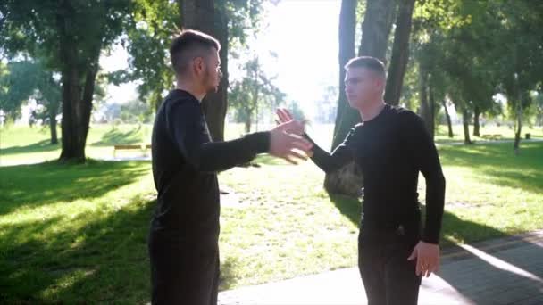Пара друзів-чоловіків, які вітаються один з одним — стокове відео
