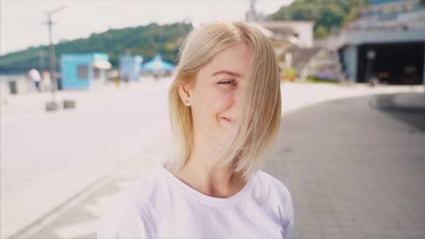 Sonriente adolescente posando en el primer plano de la calle. Mirando la cámara . — Vídeo de stock