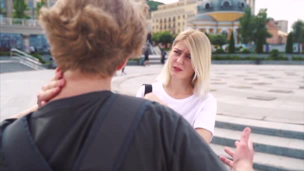 Chico y chica están en la calle y hablando — Vídeos de Stock